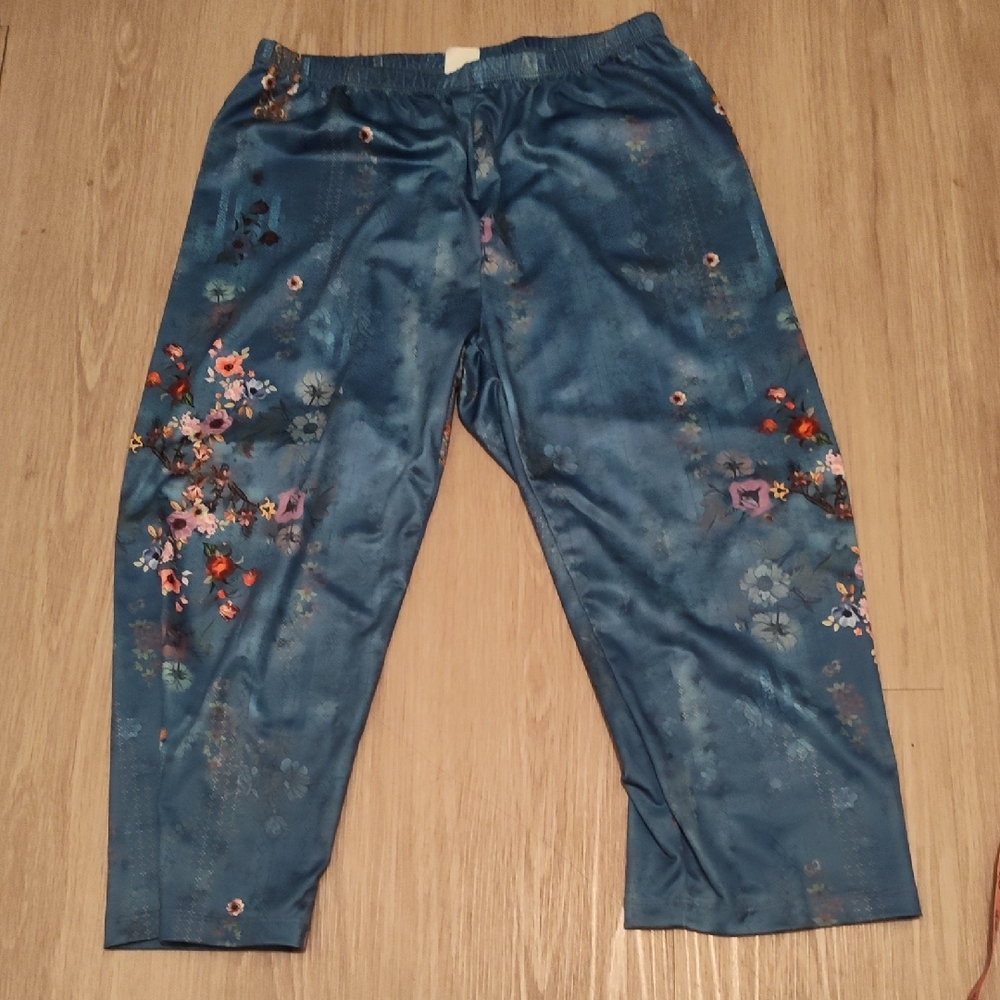 🟢 Floral Blue Capris